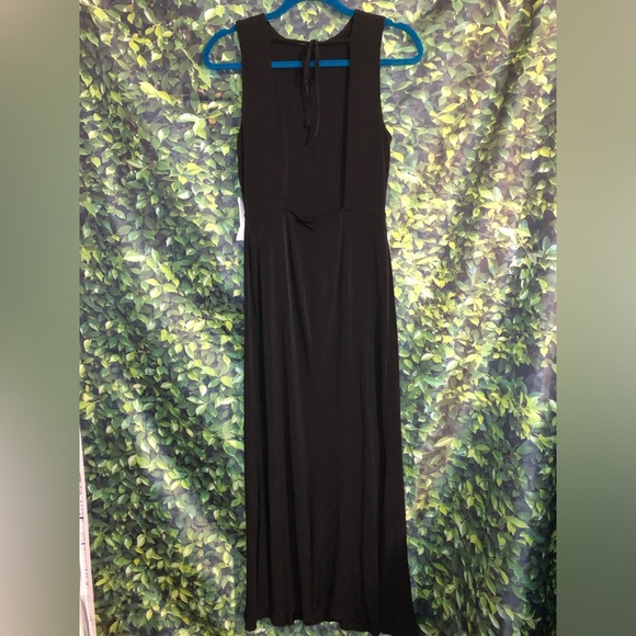 Elegant Black Sleeveless Dress - Picture 16 of 16